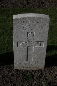 Lijssenthoek Military Cemetery - Le May, A E